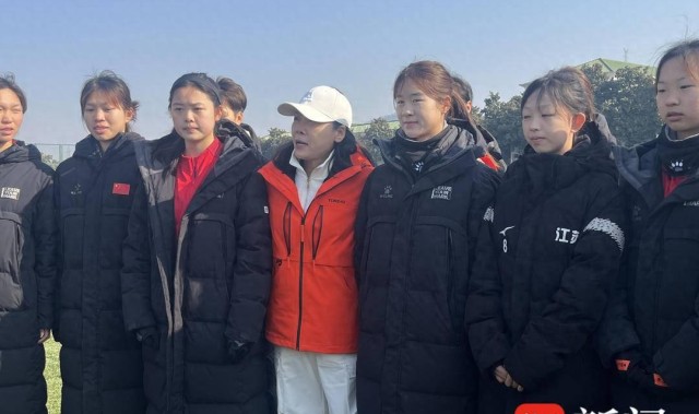 星空体育官方网站-田震南京开唱先探望江苏女足 透露因《铿锵玫瑰》圆了足球梦